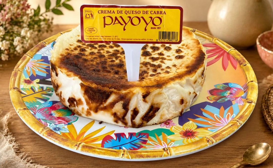 Tarta de queso Payoyo entera, muy tostada por encima, con su etiqueta de crema de queso de cabra Payoyo