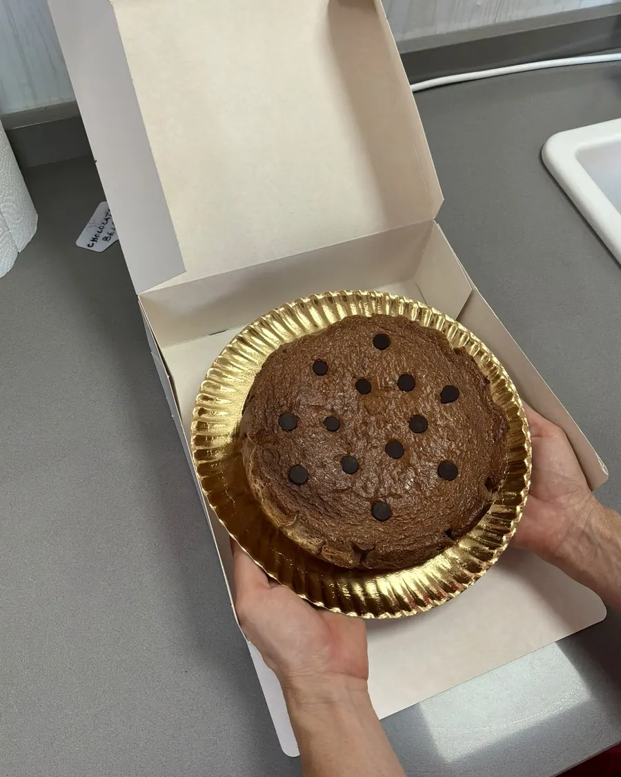 Tarta de chocolate en su caja, lista para recoger