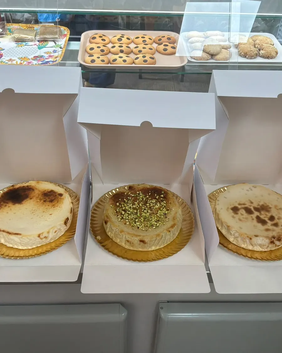Tres tartas en sus cajas abiertas, preparadas sobre el mostrador